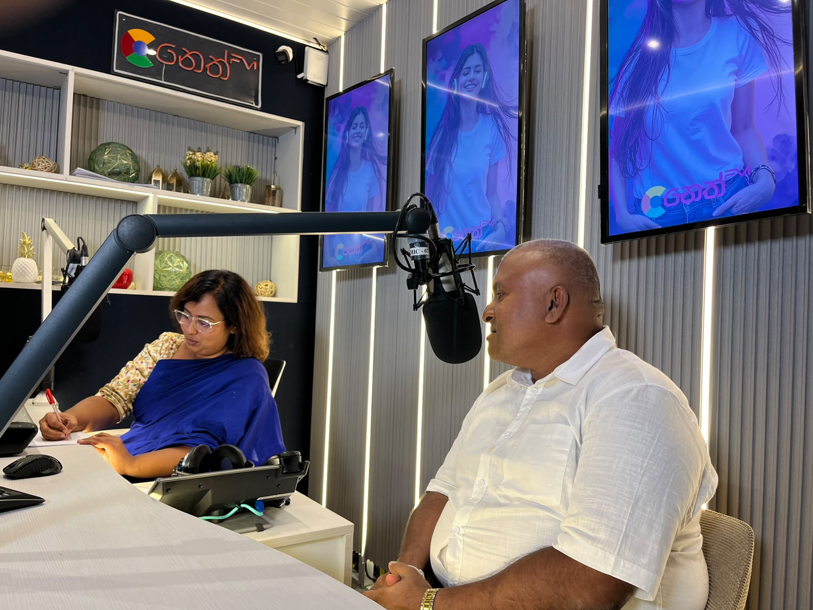 පොඩි දෙයක් වැරදුනොත් සසර ම වරදිනවා | Kumudu Wiajayathilaka -  මන්දාරම් රෑ - Image 2
