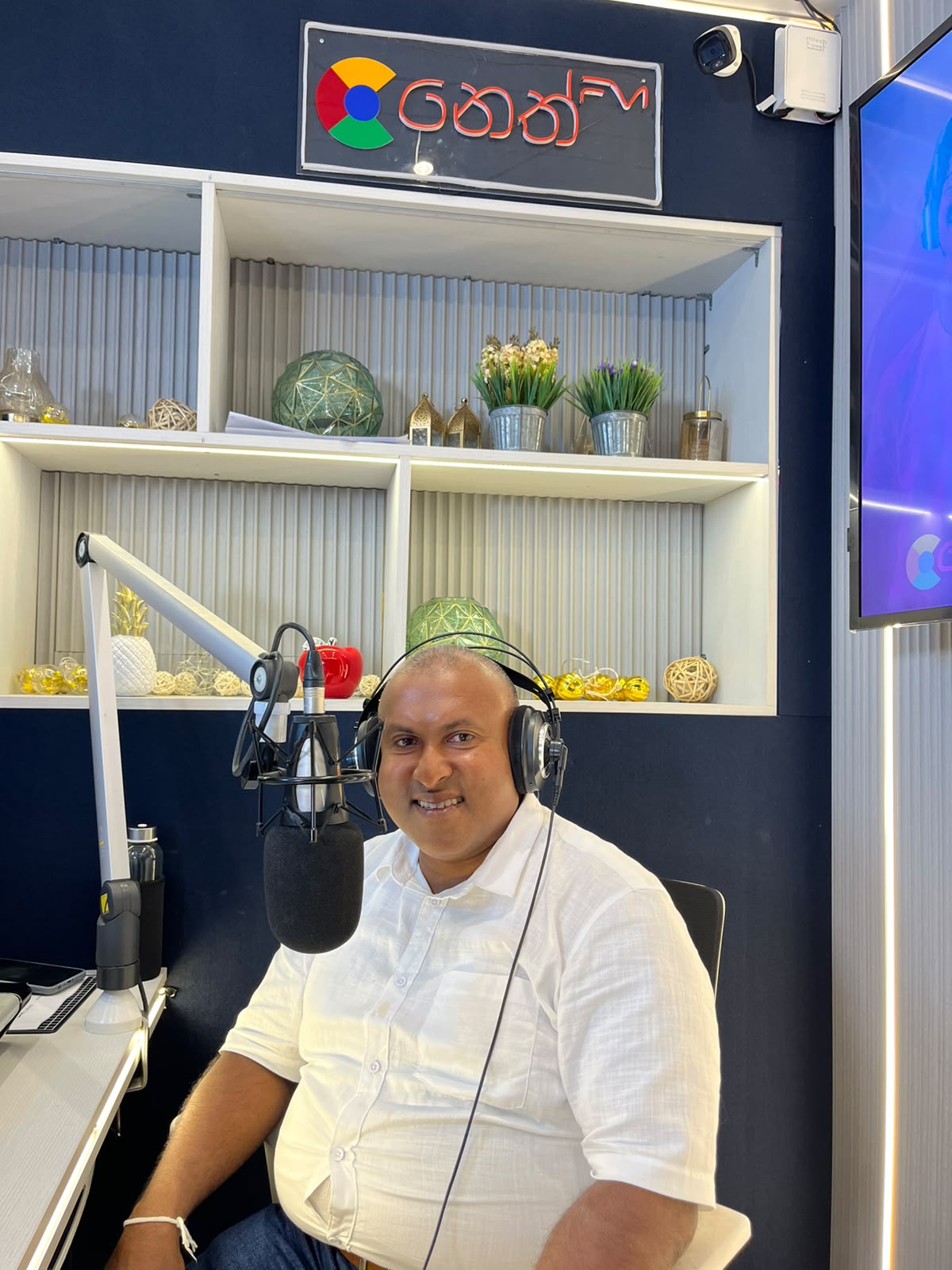 පොඩි දෙයක් වැරදුනොත් සසර ම වරදිනවා | Kumudu Wiajayathilaka -  මන්දාරම් රෑ - Image 3