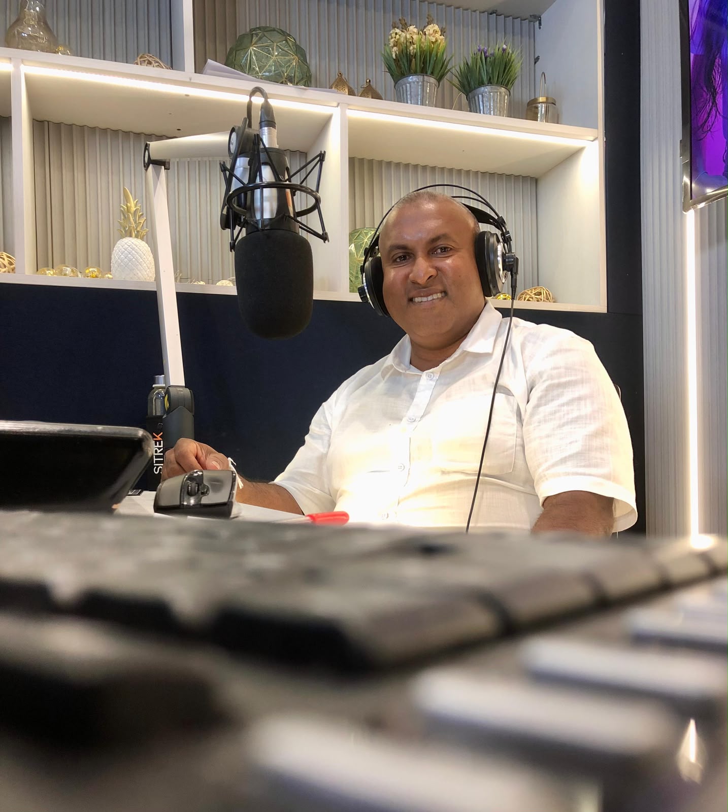 පොඩි දෙයක් වැරදුනොත් සසර ම වරදිනවා | Kumudu Wiajayathilaka -  මන්දාරම් රෑ - Image 4